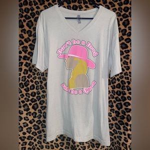 Tshirt “don’t be a drag just be a queen” never worn XL